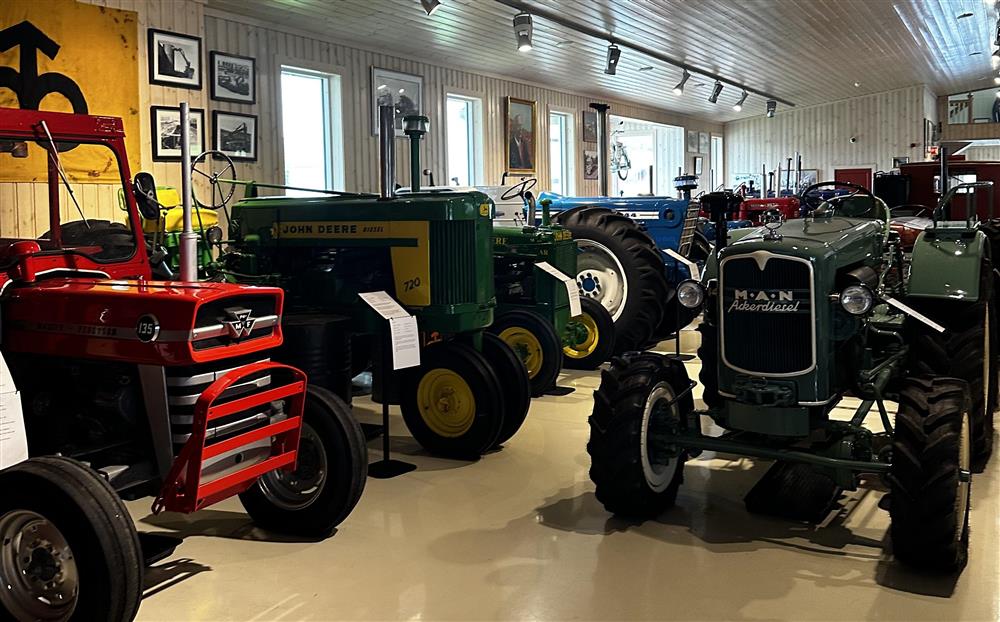 Traktormuseet på Tjelta - Klikk for stort bilde